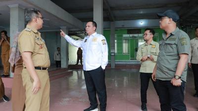 Wali Kota Serang Budi Rustandi saat mengecek gedung eks Disdukcapil Kabupaten Serang yang telah diserahterimakan. - Dok Pemkot Serang -