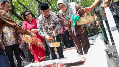 Gubernur Andra Soni tabur bunga di Peringatan Hari Bhakti Taruna ke-80 yang digelar di Taman Makam Pahlawan (TMP) Taruna, Jalan Daan Mogot, Kota Tangerang, Minggu (25/1/2026). - Biro Adpimpro Banten -