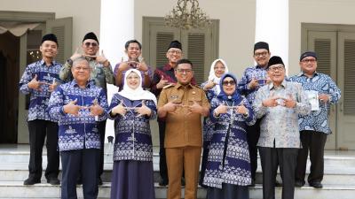 Gubernur Banten Andra Soni berfoto bersma Komite Daerah Ekonomi dan Keuangan Syariah (KDEKS) Provinsi Banten di Gedung Negara Provinsi Banten, Kota Serang, Kamis (5/2/2026). - Biro Adpimpro Banten -