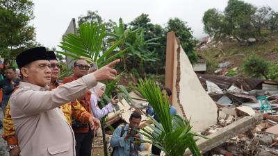 Wakil Menteri Agama Romo Muhammad Syafi’i saat meninjau langsung sejumlah titik terdampak di Kabupaten Tegal, Senin (16/2/2026). - Foto: Dok Kemenag -