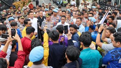 Gubernur Andra Soni saat menemui pengunjuk rasa yang menyoroti satu tahun kepemipinan Andra - Dimyati pimpin Banten - Biro Adpimpro Banten -