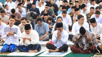 Gubernur Banten Andra Soni saat salat  Ied di Alun-Alun Barat Kota Serang - Biro Adpimpro Banten -