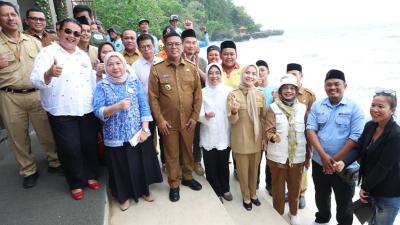 Gubernur Andra Soni, Bupati Serang Ratu Rachmatuzakiyah usai berdialog dengan para pelaku wisata di Kabupaten Serang, khususnya kawasan Anyer dan Cinangka. - Biro Adpimpro Banten -