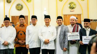 Wagub Banten Dimyati Natakusumah dan Wakil Wali Kota Tangsel Pilar Saga Ichsan saat Safari Ramadan di Tangsel - Foto: Dok Pemkot Tangsel -