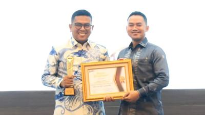 Gubenur Banten Andra Soni meraih penghargaan KWP Awards 2026. Penghargaan diserahkan langsung Ketua KWP, Ariawan, Kamis (16/6/2026). - Biro Adpimpro Banten -