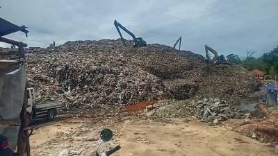 Gunungan sampah di TPA Cipeucang - Foto: Dok. Moonpala Foundation Indonesia -