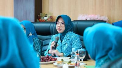 Ketua TP PKK Provinsi Banten, Tinawati Andra Soni saat memimpin rapat yang dihadiri perwakilan 8 Kabupaten/Kota - Foto: Ig adpim.dokpim.banten -