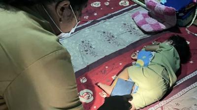 Petugas dari Dinkes Kota Tangerang sedang memeriksa balita yang diguga terpapar campak - Foto: Dok Pemkot Tangerang -