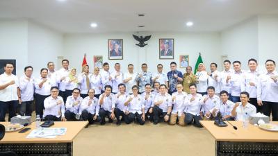 Gubernur Andra Sni saat menerima kunjungan jajaran pengurus Dekopin Wilayah Provinsi Banten di Kantor Gubernur Banten, Serpong Utara, Kota Tangerang Selatan, Selasa (19/5/2026) - Biro Adpimpro Banten -