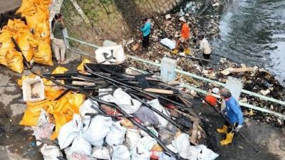 Kali Sabi di Kota Tangerang dibersihkan. Lebih dari 40 ton sampah berhasil diangkut - Foto: Dok Pemkot Tangerang -