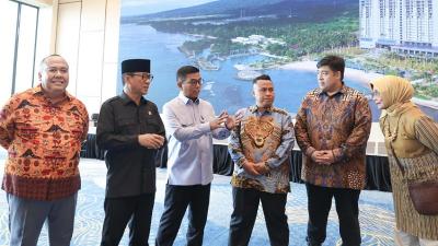 Gubernur Banten Andra Soni bersama Mendes PDT Yandri Susanto Andra saat menghadiri soft opening Mövenpick Resort Carita di Jalan Raya Anyer-Sirih, Kabupaten Serang, Minggu (17/5/2026) - Foto: Dok Biro Adpimpro Banten -