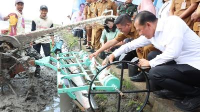 Gubernur Andra Soni sat menghadiri tanam perdana PM-AAS di Kelurahan Margaluyu, Kecamatan Kasemen, Serang, Selasa (5/5/2026).  - Biro Adpimpro Banten -