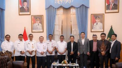 Gubernur Andra Soni saat Andra saat menerima kunjungan praktisi pengolahan sampah dari PT Solusindo Sampah Energi di Gedung Negara Provinsi Banten, Kota Serang, Rabu (6/5/2026). - Biro Adpimpro Banten -