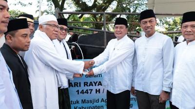 Bupati Tangerang Moch. Maesyal Rasyid menyerahkan hewan kurban dari Presiden Prabowo Subianto seberat 1,8 ton - Foto: Prokopim Tangerang -