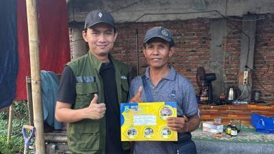 Petugas DKP Kota Tangerang memberikan stiker sehat lapak hewan kurban Idul Adha - Foto: Dok. Pemkot Tangerang -