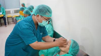 Pemeriksaan sebelum operasi katarak - Foto: Prokopim Tangerang -