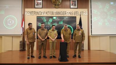 Wali Kota Tangsel Benyamin Davnie melakukan soft launching aplikasi SANSET (Sistem Administrasi dan Monitoring Aset) sebagai langkah besar menuju tata kelola aset daerah berbasis digital. - Foto: Dok Pemkot Tangsel -