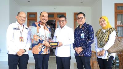 Gubernur Banten Andra Soni menerima kunjungan Kepala BPJS Ketenagakerjaan Banten yang baru, Muhyidin, sekaligus melepas Kepala BPJS sebelumnya, Eko Yuyulianda, di halaman Gedung Negara Provinsi Banten, Rabu (10/6/2026) - Biro Adpimpro Banten -