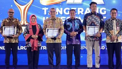 Pemkab Tangerang memberikan penghargaan kepada pelaku usaha melalui melalui ajang Tangerang Investment Award (TIA) 2026. - Prokopim Tangerang -