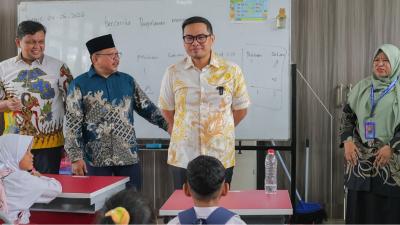 Wakil Wali Kota Tangsel Pilar Saga Ichsan saat meninjau kondisi bangunan dan aktivitas belajar mengajar di SD Negeri Babakan 01, Kecamatan Setu, Kamis (4/6/2026) - Foto: Dok Pemkot Tangsel -