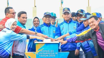 Gubernur Banten Andra Soni saat membuka Popda XII dan Peparpeda IX Provinsi Banten 2026 di Stadion Geger Cilegon, Kamis (11/6/2026) - Biro Adpimpro Banten -