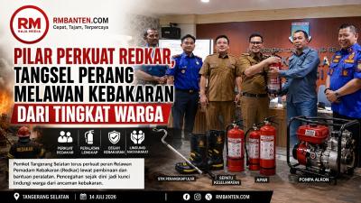 Wakil Wali Kota Tangerang Selatan Pilar Saga Ichsan saat menyerahkan APAR kepada Redkar Tangsel - RMN -