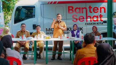 Gubernur Banten Andra Soni saat meninjau pelaksanaan Program CKG di kawasan Pondok Lakah Permai, Kelurahan Paninggilan, Kecamatan Ciledug, Senin (27/7/2026). - Prokopim Banten -