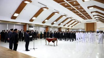 Wali Kota Tangerang Sachrudin melantik dan mengambil sumpah jabatan 102 pejabat, mulai dari Pejabat Pimpinan Tinggi Pratama, Administrator, Pengawas, hingga dokter yang mendapat tugas tambahan sebagai Kepala UPT Puskesmas. - Prokopim Kota Tangerang -