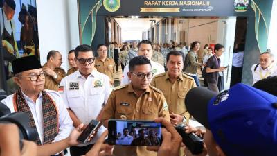 Gubernur Banten Andra Soni memberikan keterangan pers usai membuka Rakernas II dan Upgrading Pengurus Pusat IPPAT di Hotel Harris, Gading Serpong, Kabupaten Tangerang, Senin (24/8/2026). - Biro Adpimpro Banten -