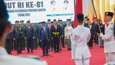 Gubernur Banten Andra Soni saat mengukuhkan putra-putri terbaik dari berbagai kabupaten/kota sebagai anggota Paskibraka tingkat Provinsi Banten. - Biro Adpimpro Banten -