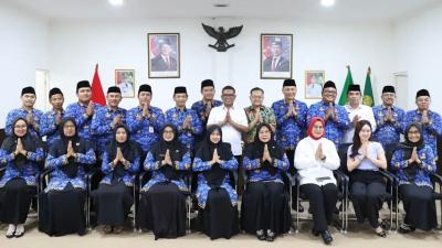 Gubernur Banten Andra Soni berfto bersama kontingen MTQ KORPRI Provinsi Banten yang akan berlaga pada MTQ KORPRI VIII tingkat nasional di Makassar - Biro Adpimpro Banten -