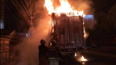 Petugas dari BPBD Kota Tangerang sedang memadamkan kebakaran truk ekpedisi - Foto: Dok BPBD Kota Tangerang -