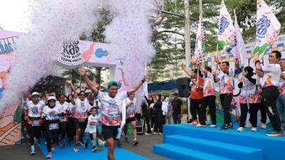 Bupati Tangerang Moch. Maesyal Rasyid melepas peserta Tangkab Run 2026 di Pasar Modern Intermoda BSD, Kabupaten Tangerang, Minggu (27/9/2026) - Foto: Dpok. Pemkab Tangerang -
