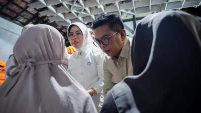 Gubernur Banten Andra Soni memastikan pendampingan buat keluarga korban jurnalis dan ABK KM Arupadhatu I yang hilang di Selat Sunda - Foto: Biro Adpimpro Banten -