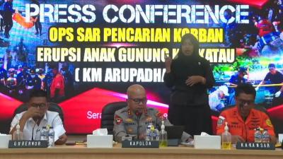 Konferensi pers penemuan mayat di pulau Enggano adalah Surakman atau Sukarman (60), salah satu awak kapal cepat KM Arupadhatu 1 - Foto: Youtube Polda Banten -