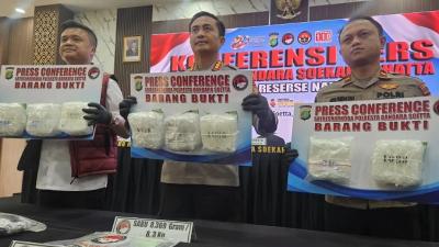 Polisi menunjukan barang bukti etomidate. - Foto: Dok. RRI -