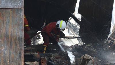 Petugas  BPBD Kota Tangerang sedang melaksanakan pendinginan di lokasi kebakaran pabrik di Kelurahan Batujaya, Kecamatan Batuceper, Kamis (17/9/2026) siang. - Foto: Dok Pemkot Tangerang -