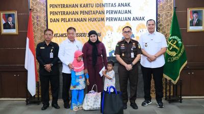 Penyerahan Kartu Identitas Anak (KIA) dan dokumen penetapan perwalian dilaksanakan di Kantor Kejari Serang, Rabu (9/9/2026). - Foto: Dok Pemkot Serang -