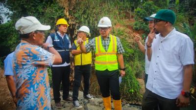 Wakil Walikota Tangsel Pilar Saga Ichsan saat pembangunan turap dan bronjong di kawasan Villa Pamulang, Rabu (2/9/2026). - Foto: Dok. Pemkot Tangsel -