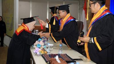 Wali Kota Tangerang Sachrudin saat mewisuda warga lanjut usia - Foto: Dok Pemkot Tangerang -