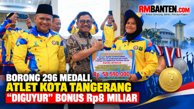 Wali Kota Tangerang, Sachrudin, menyerahkan penghargaan bagi atlet dan pelatih berprestasi, Kamis (15/10/2026). - Dok. Pemkot Tangerang/RMN -