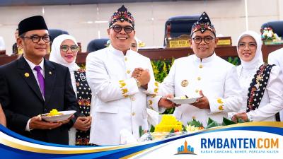 Gubernur Banten Andra Soni memberikan tumpeng di perayaan HUT Banten ke-26 kepada Ketua DPRD Banten dan Gubernur Lemhannas RI - Biro Adpimpro Banten/RMB -