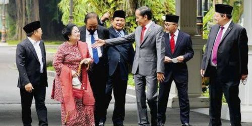 Presiden Joko Widodo diantara Ketua Umum Partai koalisi/Net