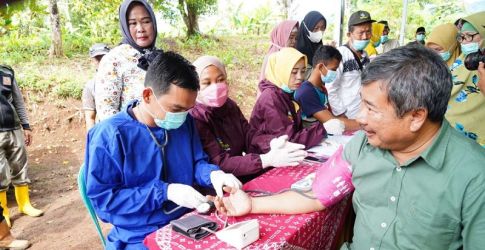 Bupati Garut, Rudy Gunawan mengecek diabetes yang dideritanya/Dok