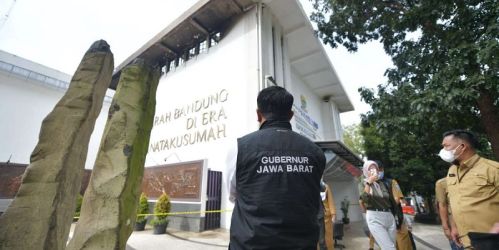 Gubernur Jawa Barat Ridwan Kamil meninjau lokasi kebakaran Gedung Bappelitbang/Dok. Humas Jabar