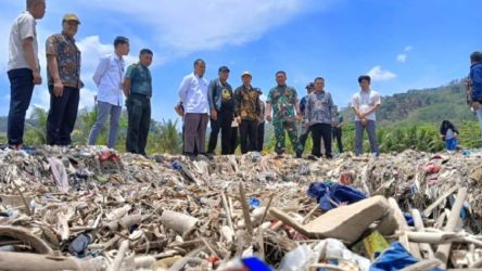 Tumpukan sampah di Pantai Cibutun Sukabumi. (Foto: Repro)