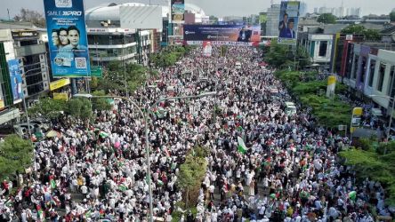 Ratusan ribu masyarakat Kota Bekasi menunjukan dukungannya bela Palestina. (Foto: Dok Jawa Pos)