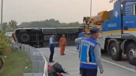 Bus PO Handoyo sedang dievakuasi. (Tangkapan Layar)