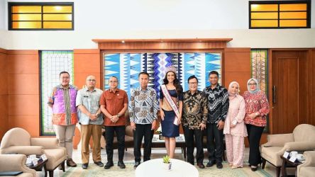 Pj Gubernur Jabar, Bey Machmudin saat menerima Putr Indonesia Harashta Haifa Zahraakan di Ruang Tamu Gubernur, Gedung Sate Bandung, Senin (27/5). (Foto: Humas Jabar)