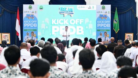 Pj Gubernur Jabar Bey Machmudin di acara Kick Off PPDB 2024 di Aula Barat Gedung Sate, Kota Bandung, Rabu (8/5). (Foto: Humas Jabar)